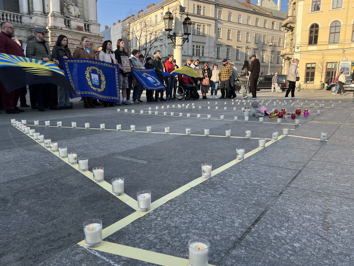 Фото 1: У Львові театральна спільнота вшанувала пам’ять жертв трагедії у Маріуполі (відео)