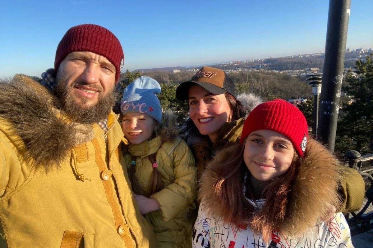 На фото Юрій Руф, його дружина та дві доньки, одягнені в зимовий одяг, роблять селфі на фоні панорами Львова