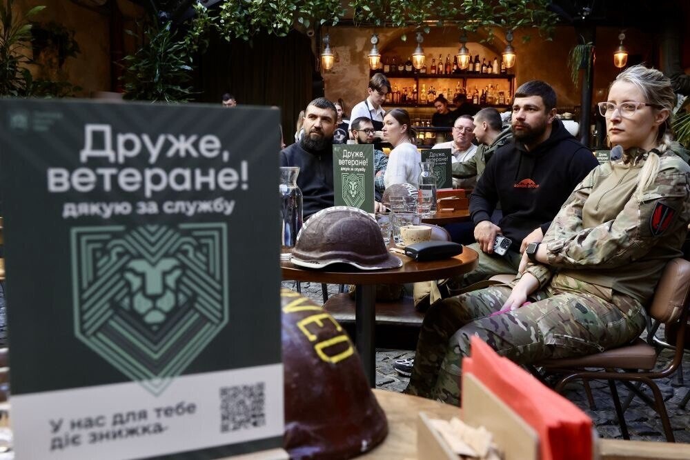 У одному із закладів Львова відбувається подія. Серед присутніх - військовослужбовці. На кожному столі банер із написом &laquo;Друже ветеране, дякую за службу. У нас для тебе знижка&raquo;
