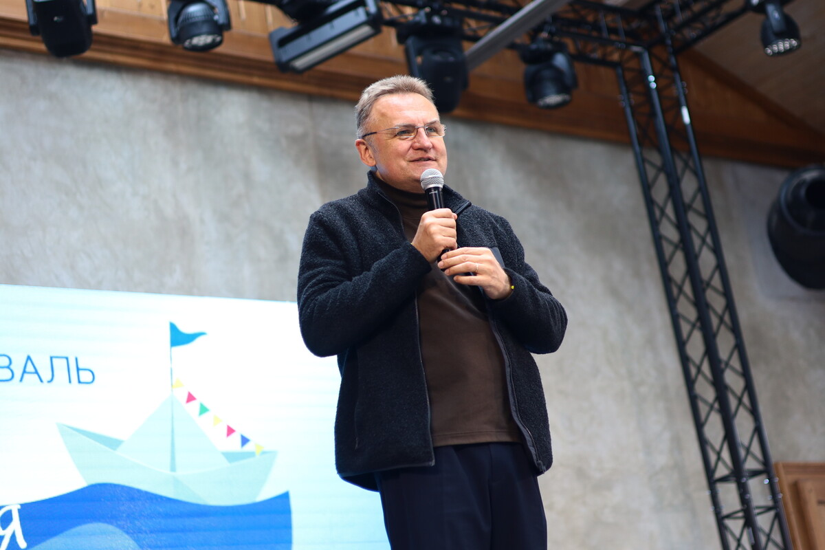 Мер Львова Андрій Садовий виступає на сцені під час освітнього фестивалю "Хвиля дошкілля"