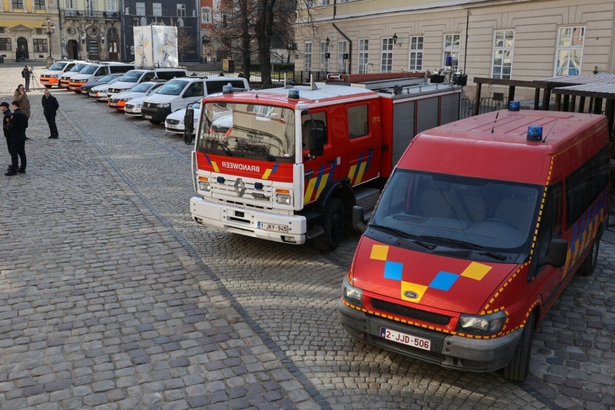 Фото 1: Місто-побратим Мехелен передало Львову 13&nbsp;автомобілів та&nbsp;гуманітарну допомогу