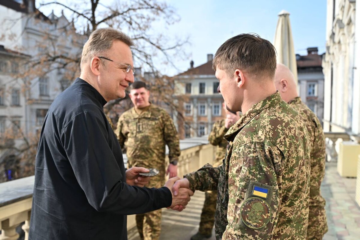 Фото 1: Мер Львова Андрій Садовий відзначив військовослужбовців Нацгвардії з&nbsp;нагоди їхнього професійного свята