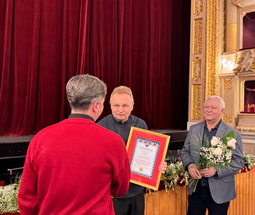 Фото 1: Мер Львова нагородив артистів Львівської опери з нагоди Дня театру