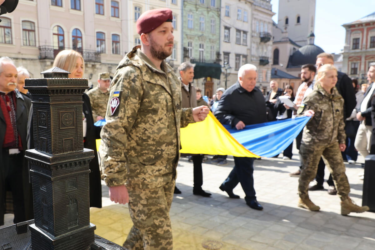 Фото 2: Ветерани та депутати першого скликання підняли український стяг над Ратушею до 36-тої річниці (фото/відео)