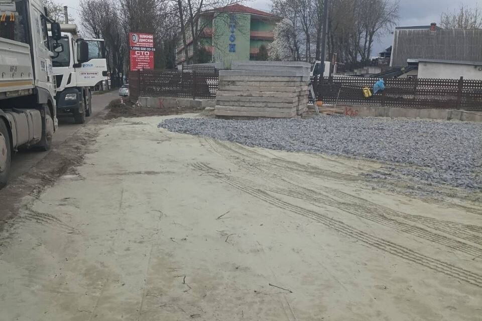 Фото 2: Будівництва нового шляхопроводу на&nbsp;Рясне: підрядник завершив влаштування конструктивних шарів і монтує фундаментні блоки