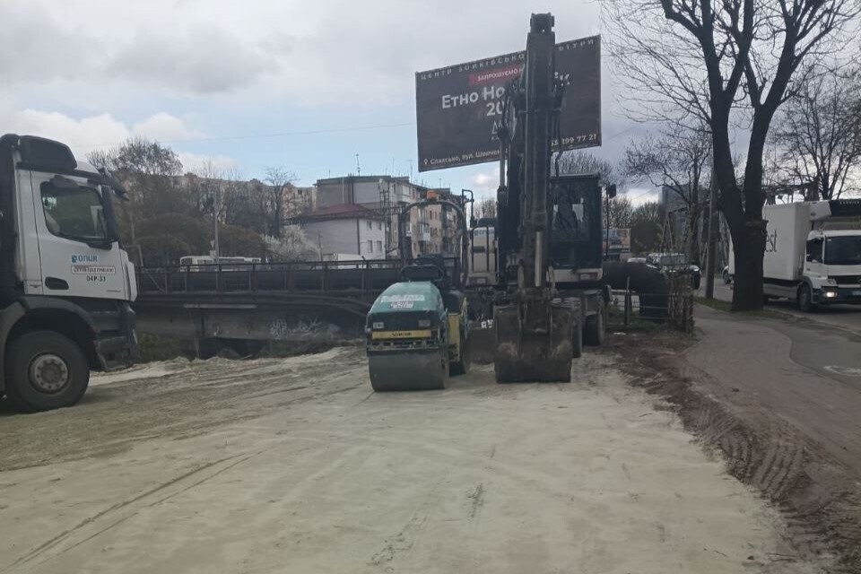 Фото 3: Будівництва нового шляхопроводу на&nbsp;Рясне: підрядник завершив влаштування конструктивних шарів і монтує фундаментні блоки