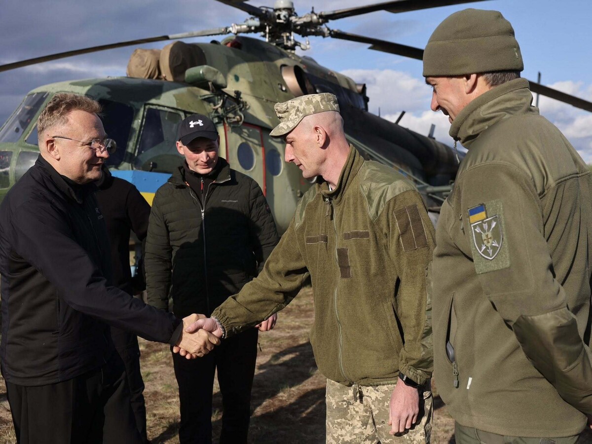 Фото 1: Автомобілі, паски та відзнаки: мер Львова відвідав на сході 18-ту бригаду армійської авіації