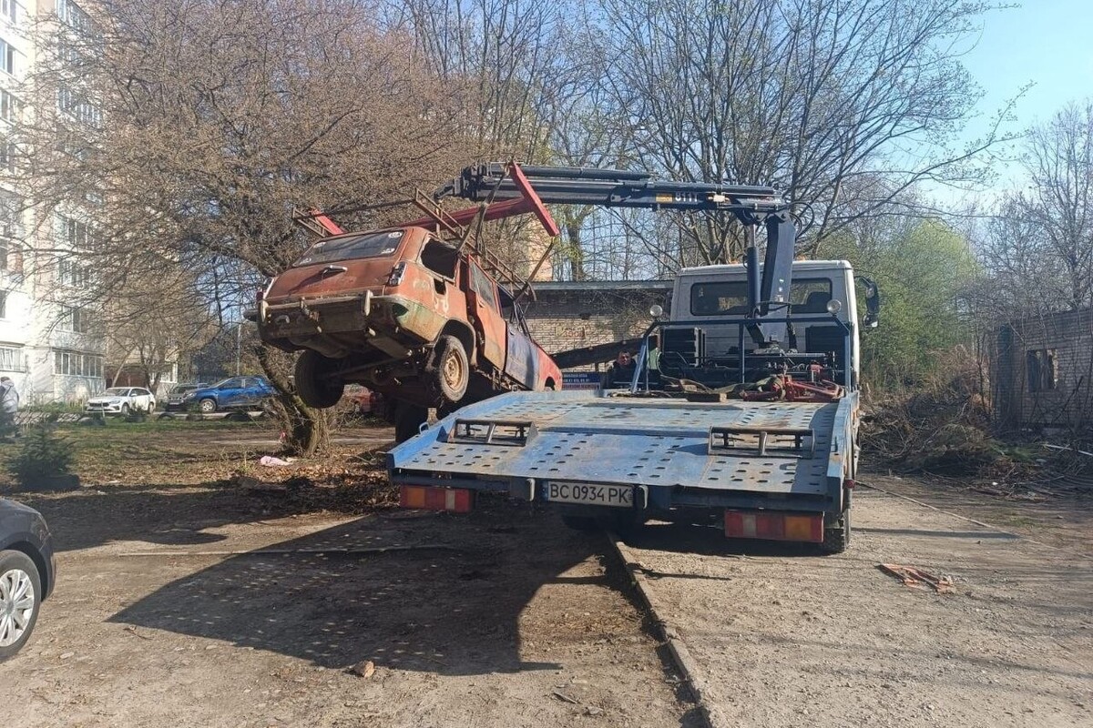 Фото 1: У&nbsp;Львові з&nbsp;вулиць уже прибрали 78&nbsp;покинутих авто: цього тижня евакуювали ще&nbsp;чотири