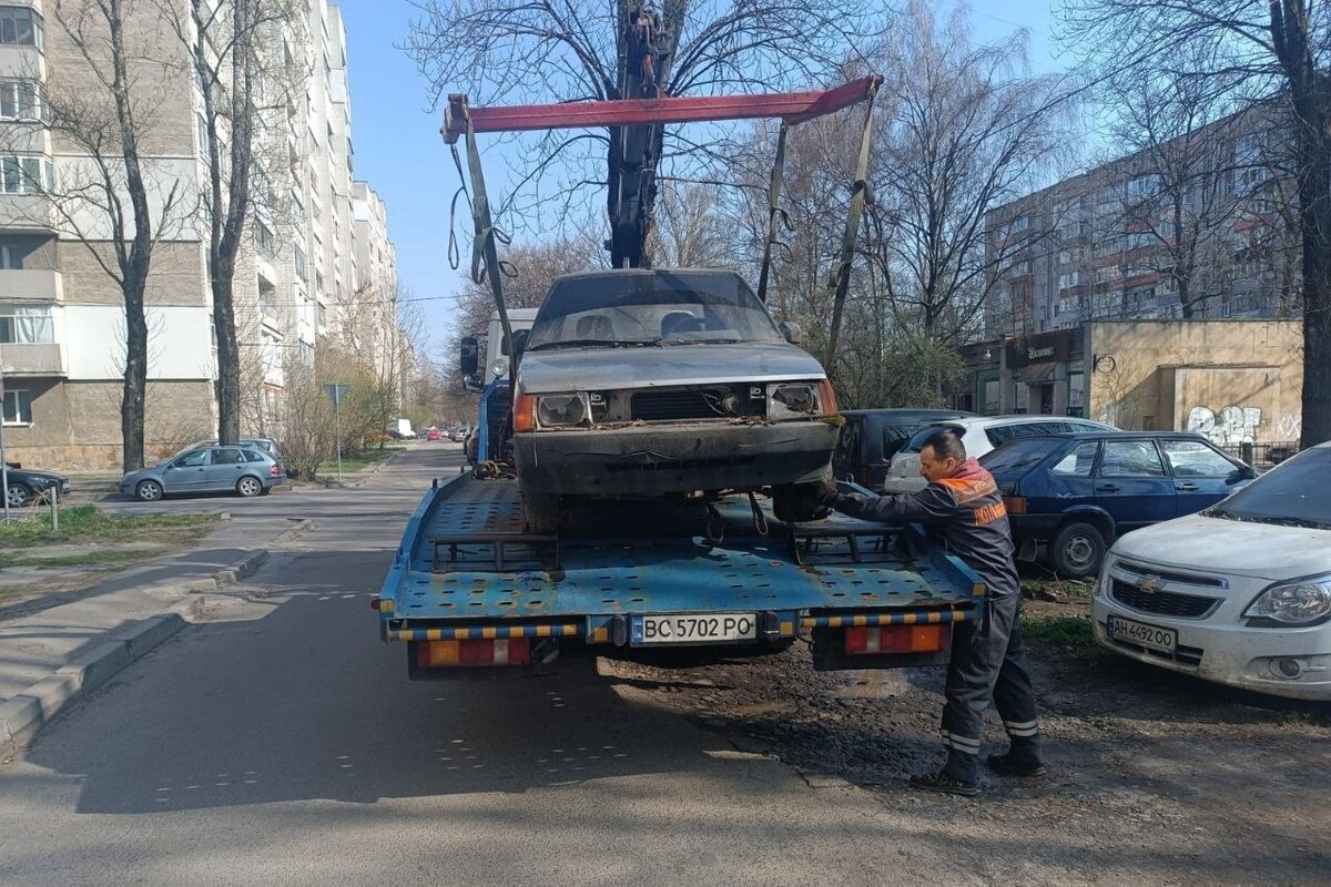 Фото 2: У&nbsp;Львові з&nbsp;вулиць уже прибрали 78&nbsp;покинутих авто: цього тижня евакуювали ще&nbsp;чотири