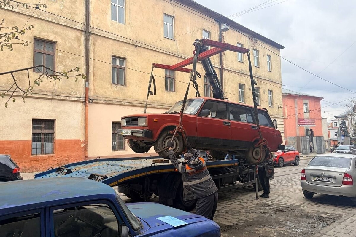 Фото 3: У&nbsp;Львові з&nbsp;вулиць уже прибрали 78&nbsp;покинутих авто: цього тижня евакуювали ще&nbsp;чотири