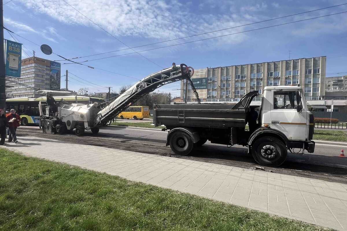 Фото 1: На просп. Чорновола ремонтують чергову ділянку дороги: рух транспорту не перекривають