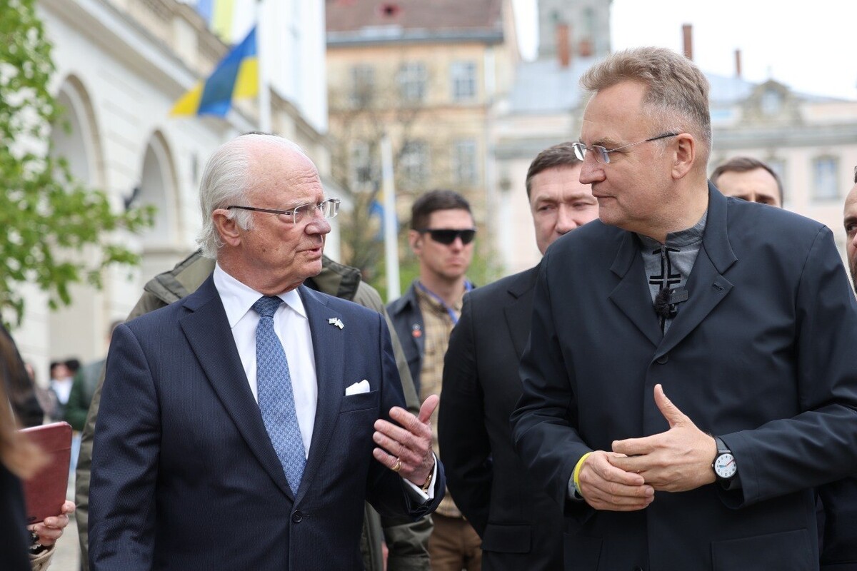 Король Швеції Карл XVI Густав і мер Львова Андрій Садовий йдуть площею Ринок у Львові