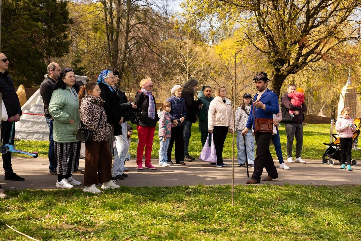 Фото 1: У&nbsp;львівському Парку культури 3D-фігури світових пам&rsquo;яток озвучили голосами українських акторів