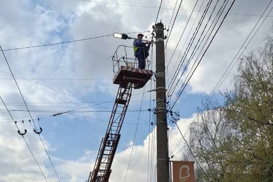 Фото 2: На вулицях Патона і Ряшівській замінили 66 старих натрієвих ламп на сучасні LED-світильники