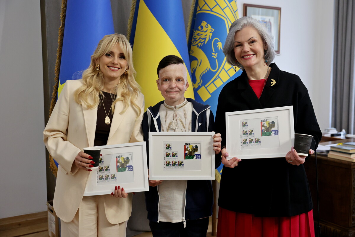 Фото 4: До&nbsp;770-річчя міста у&nbsp;Львові презентували спеціальну поштову марку: у&nbsp;погашенні взяли участь відомі львів'яни (фото/відео)