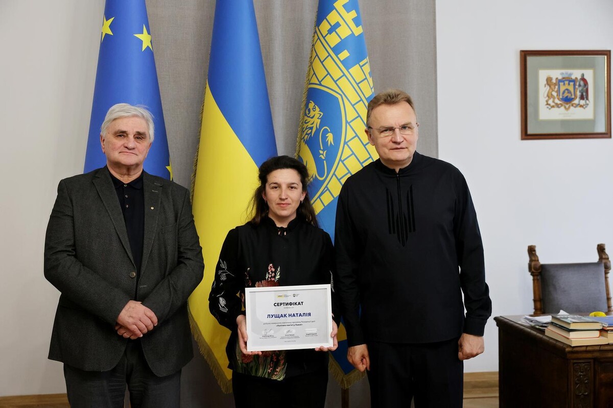 Спільне фото Наталії Лущак з мером Львова Андрієм Садовим та ректором університету Unbroken Олександром Фільцом