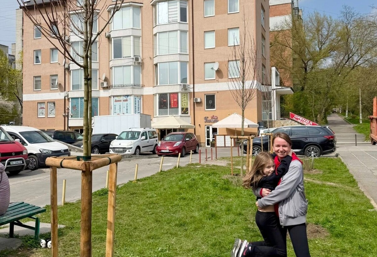 Фото 3: Дерева, які ростуть разом з&nbsp;мріями: у&nbsp;Львові сім'я&nbsp;військовослужбовця висадила у&nbsp;дворі зелений острівець