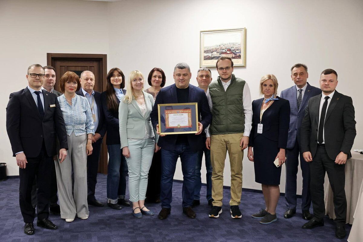Команда готелю &ldquo;Дністер&rdquo; разом із очільницею департаменту економічного розвитку Інною Свистун та першим заступником мера Львова Андрієм Москаленком позують для спільного фото
