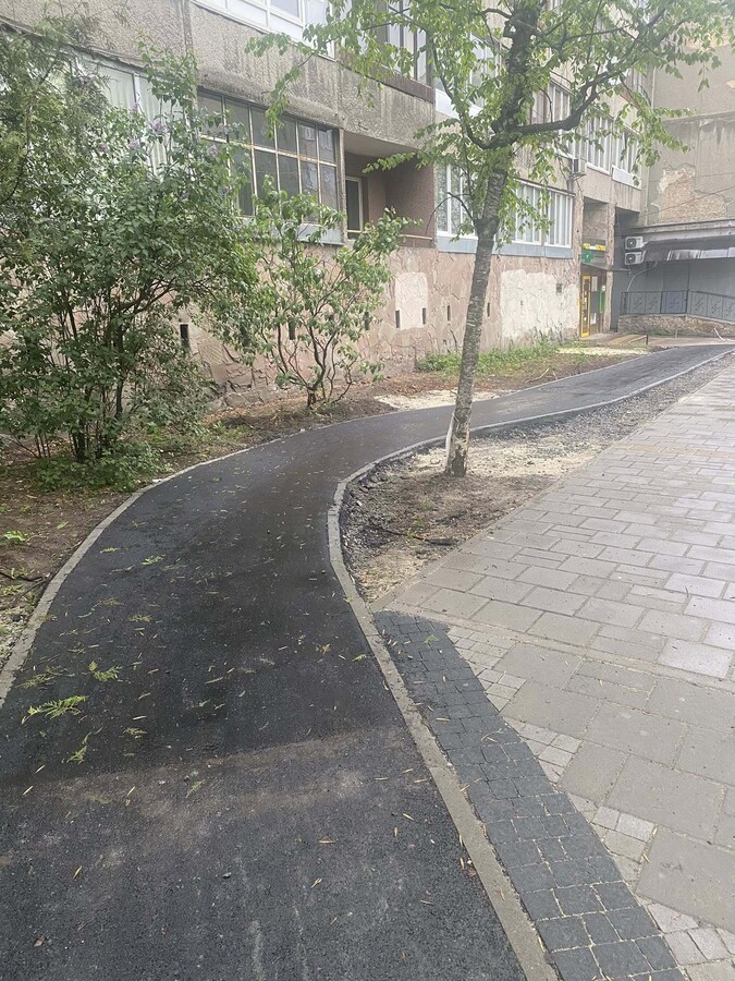 Фото 2: На вул. Героїв УПА відремонтували частину тротуару і облаштували велодоріжку