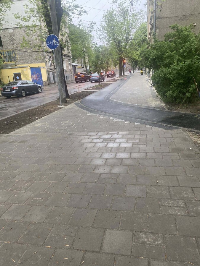 Фото 1: На вул. Героїв УПА відремонтували частину тротуару і облаштували велодоріжку