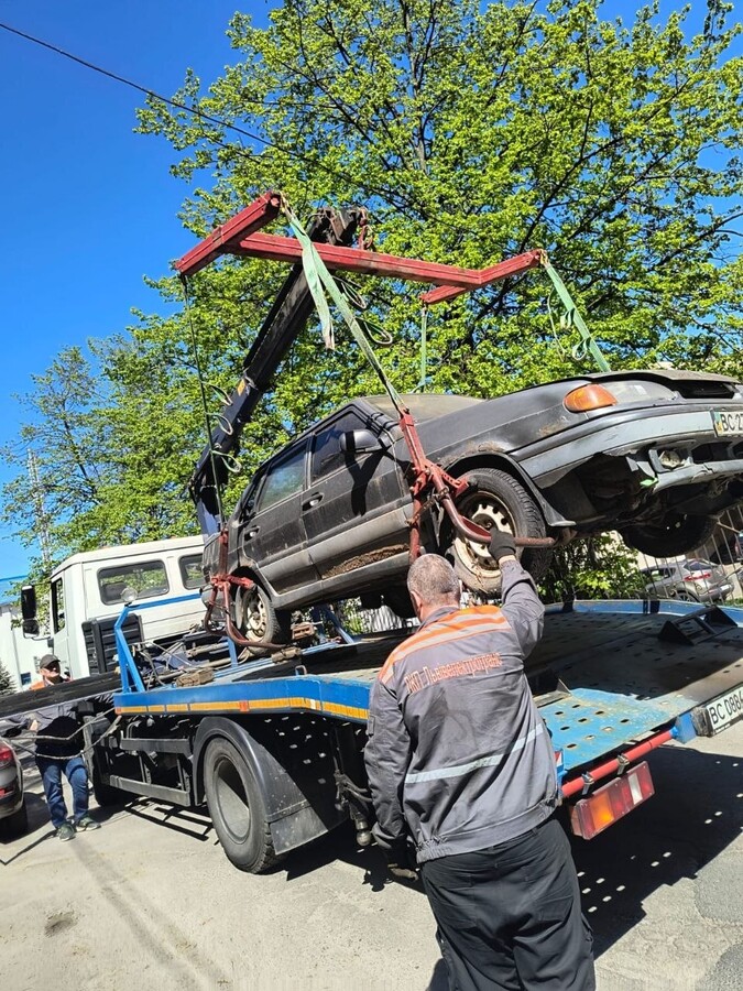 Фото 2: Стояли без руху впродовж кількох років: з&nbsp;вулиць Львова забрали ще&nbsp;п&rsquo;ять покинутих автівок