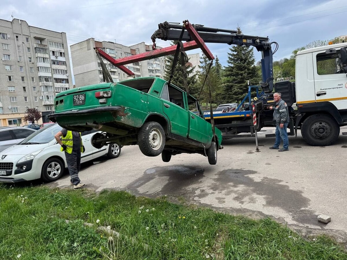 Фото 1: Стояли без руху впродовж кількох років: з&nbsp;вулиць Львова забрали ще&nbsp;п&rsquo;ять покинутих автівок