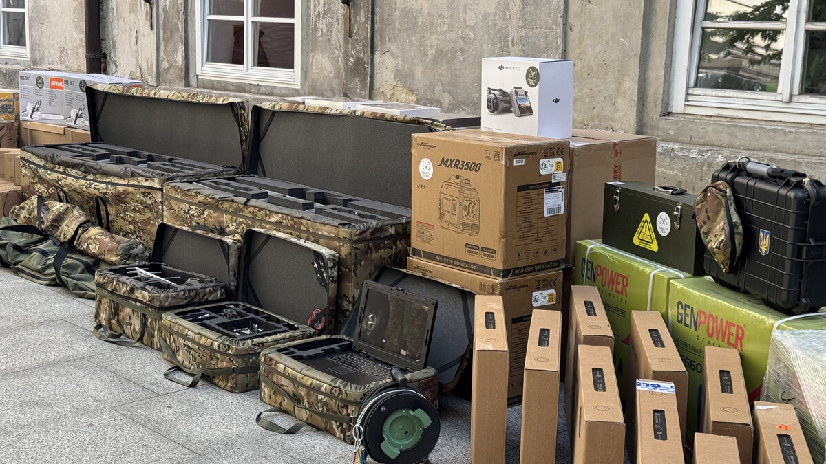 Фото 1: Сьогодні Львів передав військовим техніки та&nbsp;обладнання ще&nbsp;на&nbsp;понад 6,3&nbsp;мільйона гривень