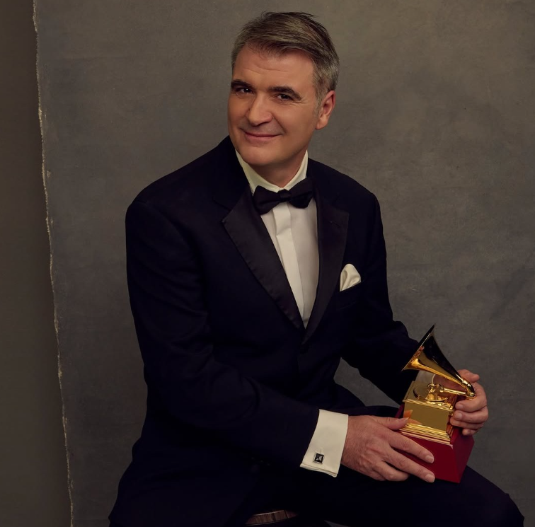 Рафаель Серралет у смокінгу тримає в руках нагороду Latin Grammy Awards
