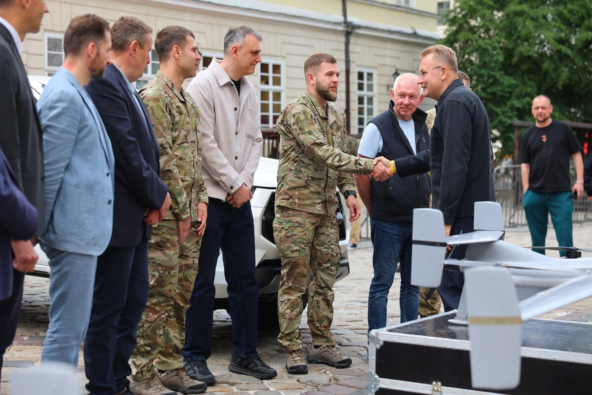 Фото 2: Сьогодні Львів передав військовим техніку й&nbsp;обладнання на&nbsp;16&nbsp;млн&nbsp;грн (відео)