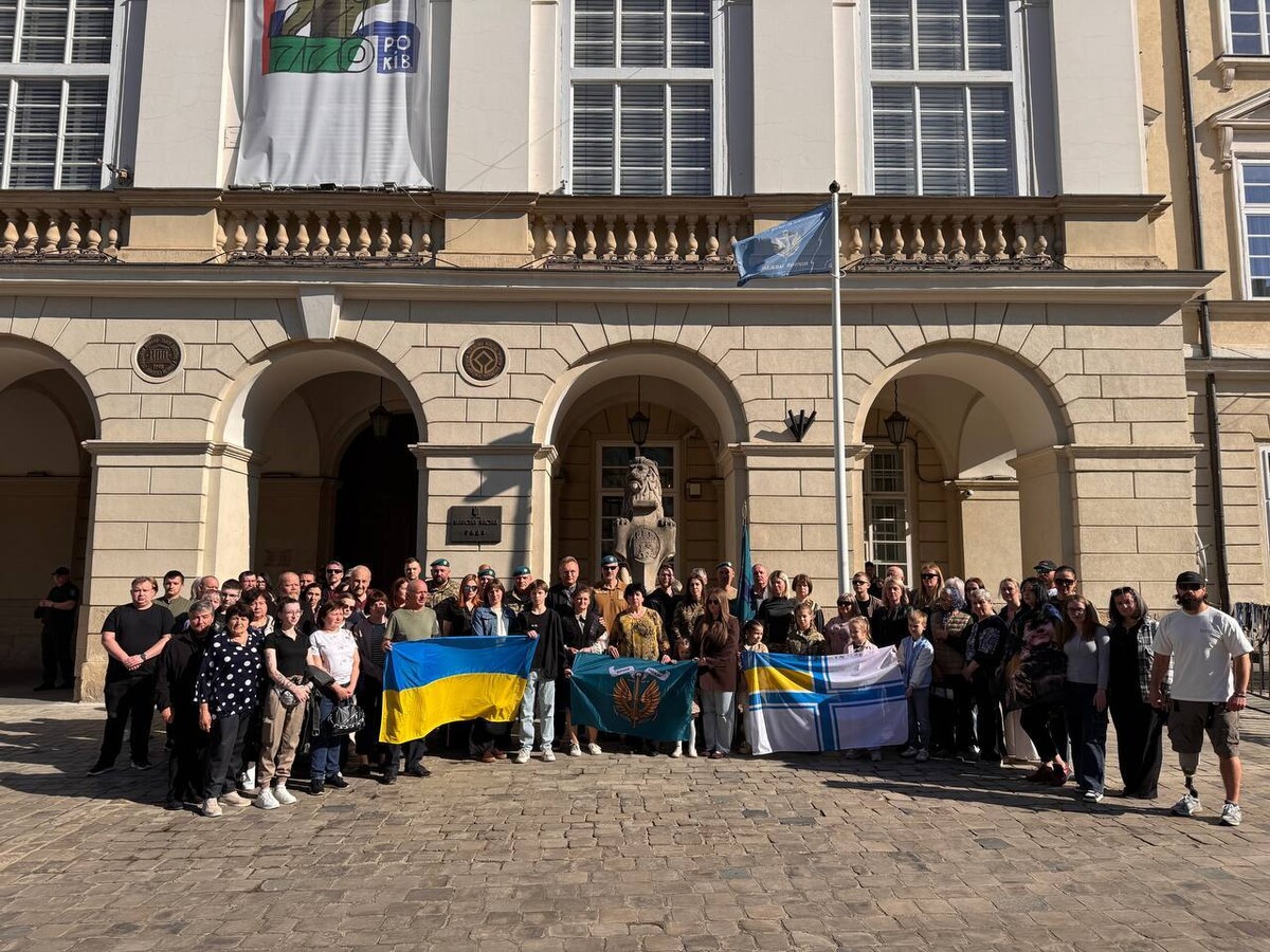 Фото 1: На&nbsp;львівській Ратуші підняли прапор Морської піхоти України