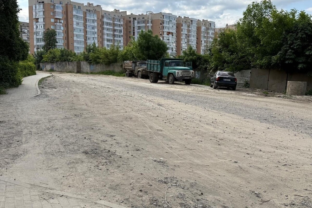 Фото 1: Між корпусами ліцею №81&nbsp;ім. Петра Сагайдачного відремонтують дорогу