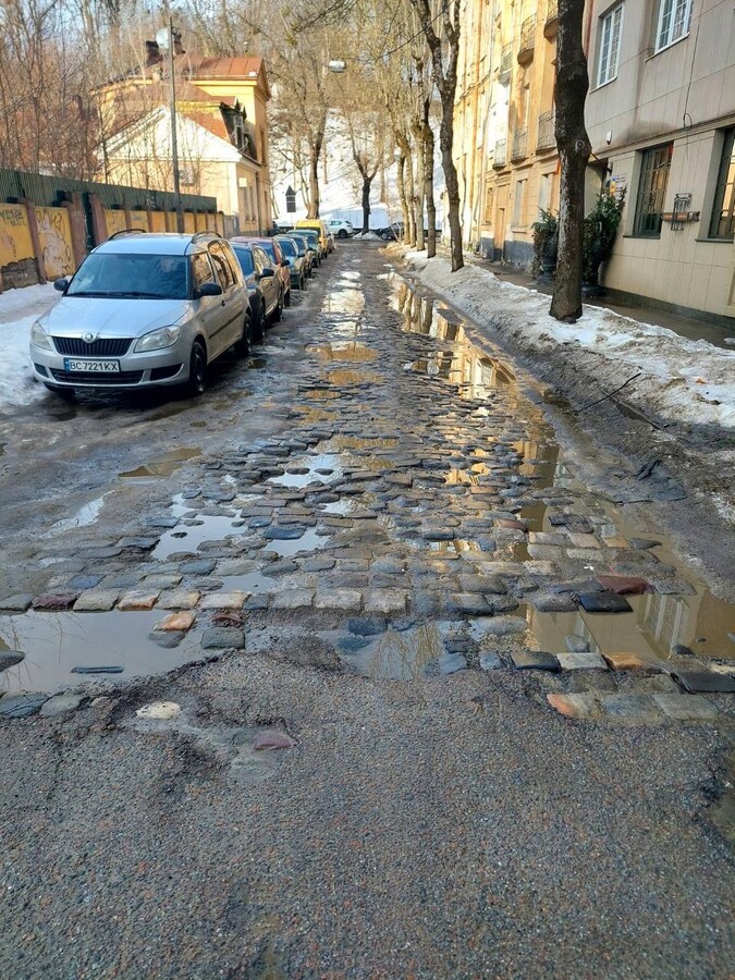 Аварійний стан вулиці взимку.
