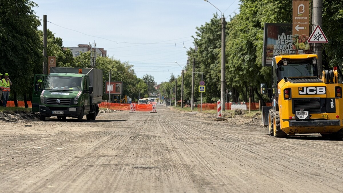 Фото 1: Реконструкція вул.&nbsp;Мазепи: демонтовують старе покриття і контактну мережу