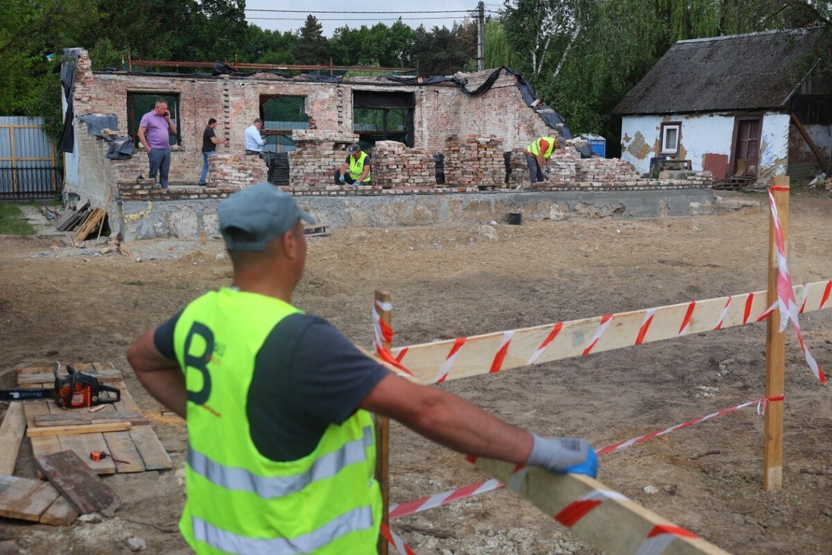 Фото 3: Під час відбудови музею Шухевича у&nbsp;Білогорщі виявили ймовірну криївку: історики вивчають знайдені речі (фото/відео)