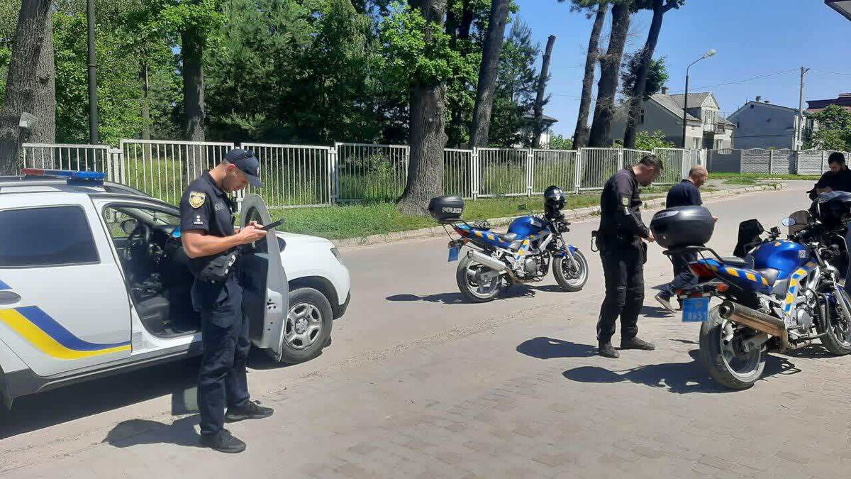 Фото 2: Сьогодні в Україні відзначають День поліцейського офіцера громади