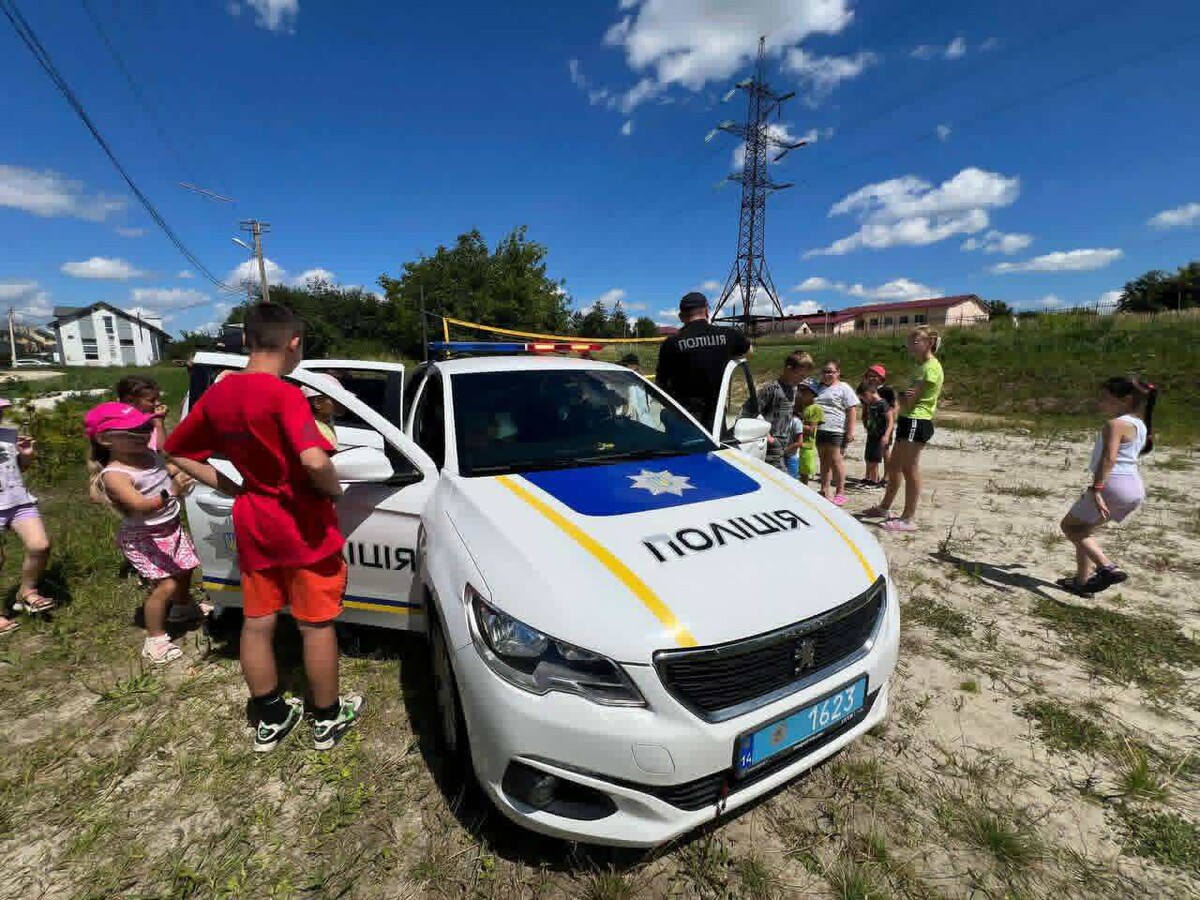 Фото 1: Сьогодні в Україні відзначають День поліцейського офіцера громади