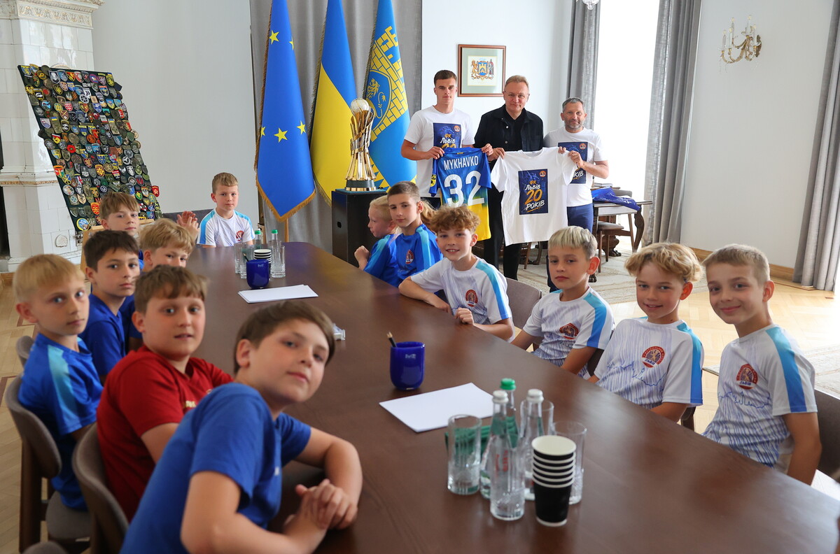 Фото 3: Вихованці «ФК Львів» разом із володарем Кубка України Тарасом Михавком завітали до мерії
