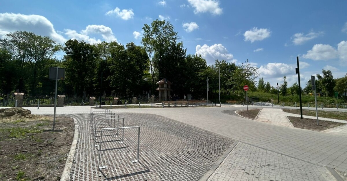 Фото 2: Біля парку &laquo;Знесіння&raquo; оновлюють громадський простір: частину робіт уже завершили