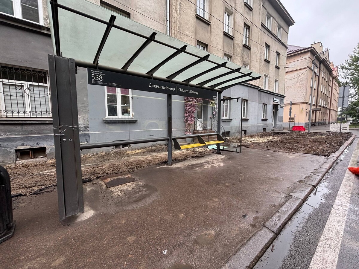 Фото 1: Тротуар, доступна зупинка, зручні входи до закладів: на вул. Стрийській облаштовують безбар’єрний простір