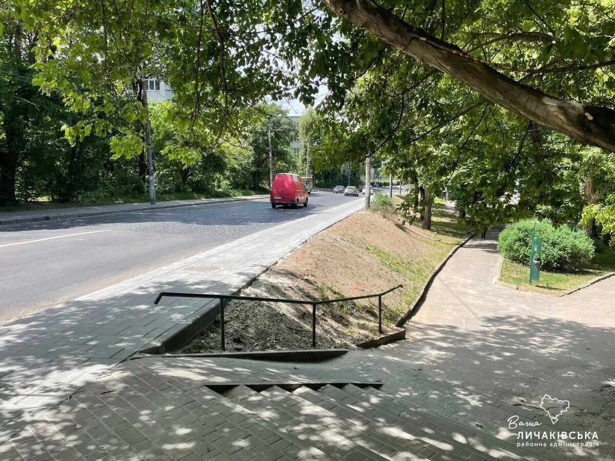 Фото 1: Біля скверу &laquo;Верхньозелений&raquo; на&nbsp;вул.&nbsp;Зеленій облаштували тротуар: надалі планують оновлювати і зелену зону