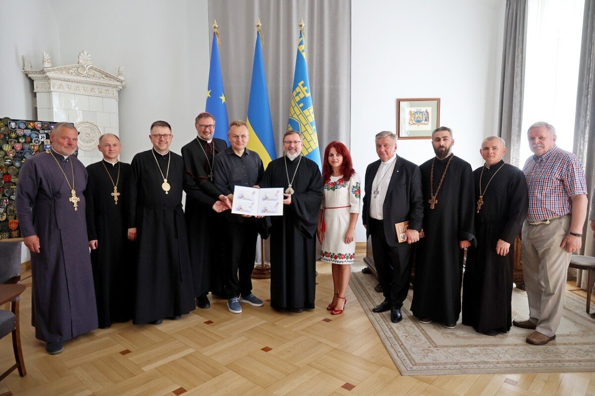 Фото 3: У&nbsp;Львові погасили ювілейну марку до&nbsp;25-річчя апостольського візиту святого Папи Івана Павла ІІ до&nbsp;України
