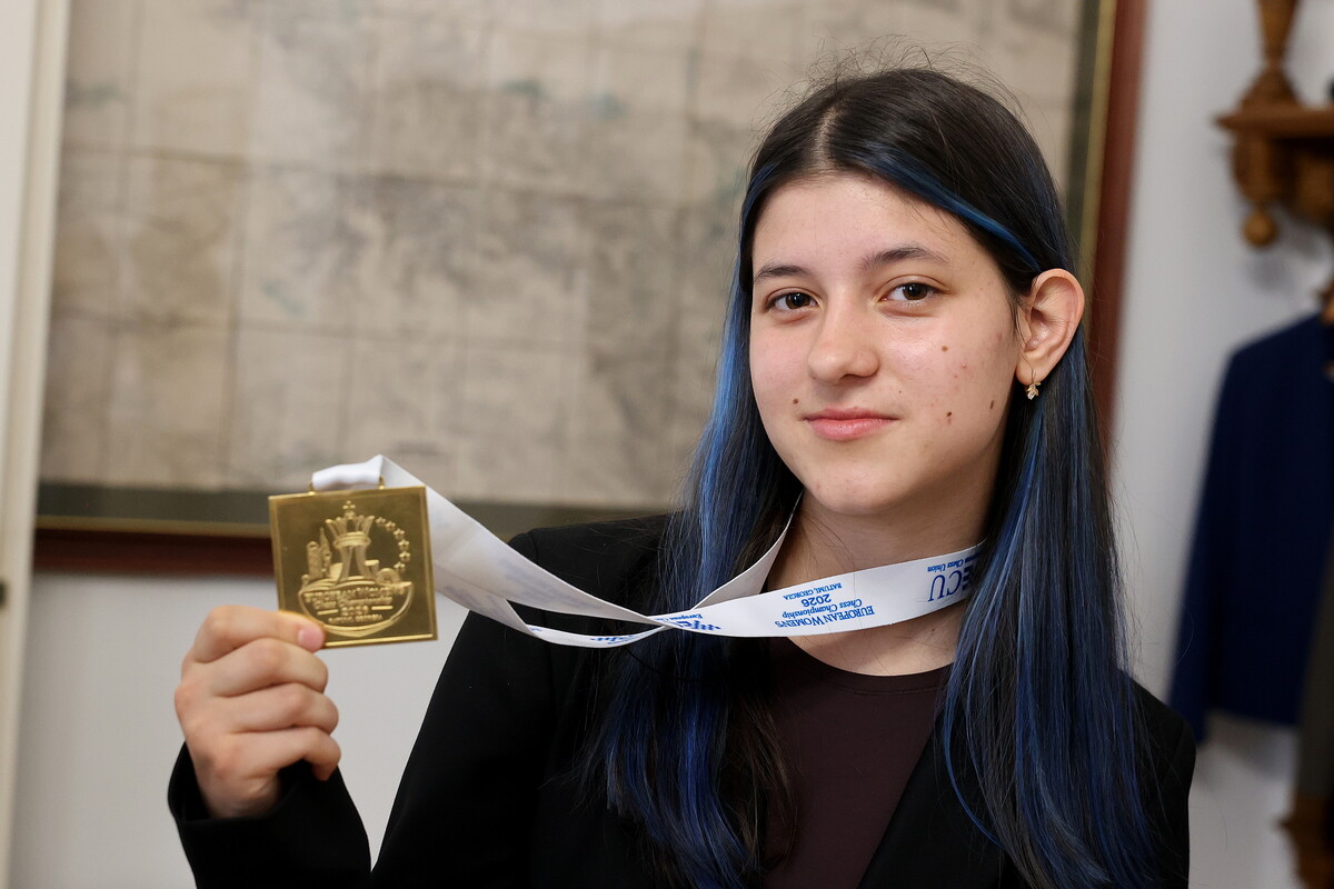Фото 2: Мер Львова нагородив наймолодшу чемпіонку Європи з&nbsp;шахів Анастасію Гнатишин