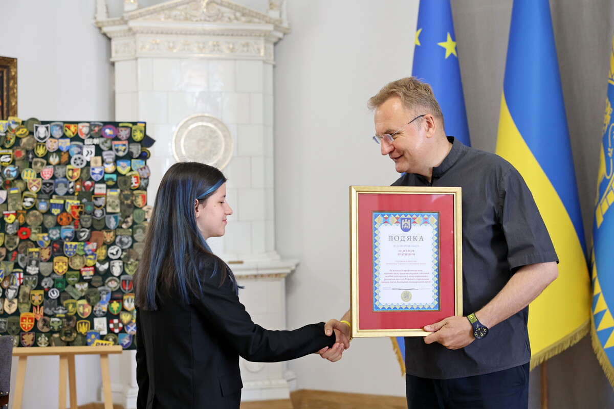 Фото 1: Мер Львова нагородив наймолодшу чемпіонку Європи з&nbsp;шахів Анастасію Гнатишин