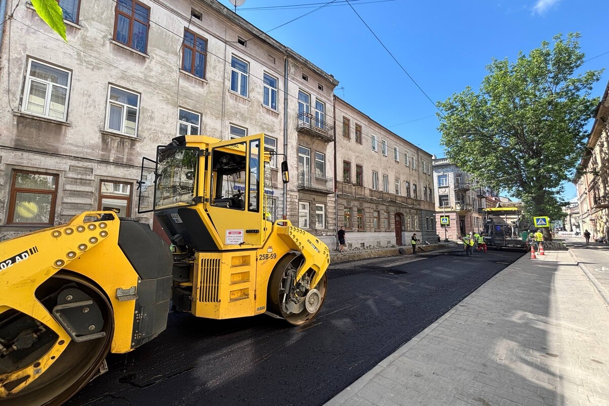 Фото 1: На вул. Героїв УПА вже стелять нижній шар асфальту
