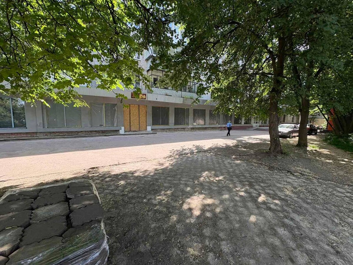 Фото 1: На вул. Роксоляни, 24, де невдовзі відкриють ЦНАП і ветеранський хаб, облаштують доступні тротуари та видалять аварійні дерева