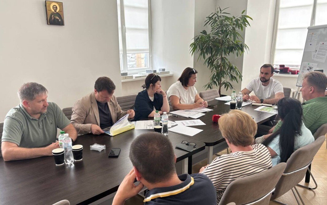 у офісі за столом сидить керуючий справами виконкому Євген Бойко, місцеві мешканці площі Ринок та представники ресторану McDonald's. Під час спілкування обговорюють усунення шуму та запаху біля їхніх помешкань