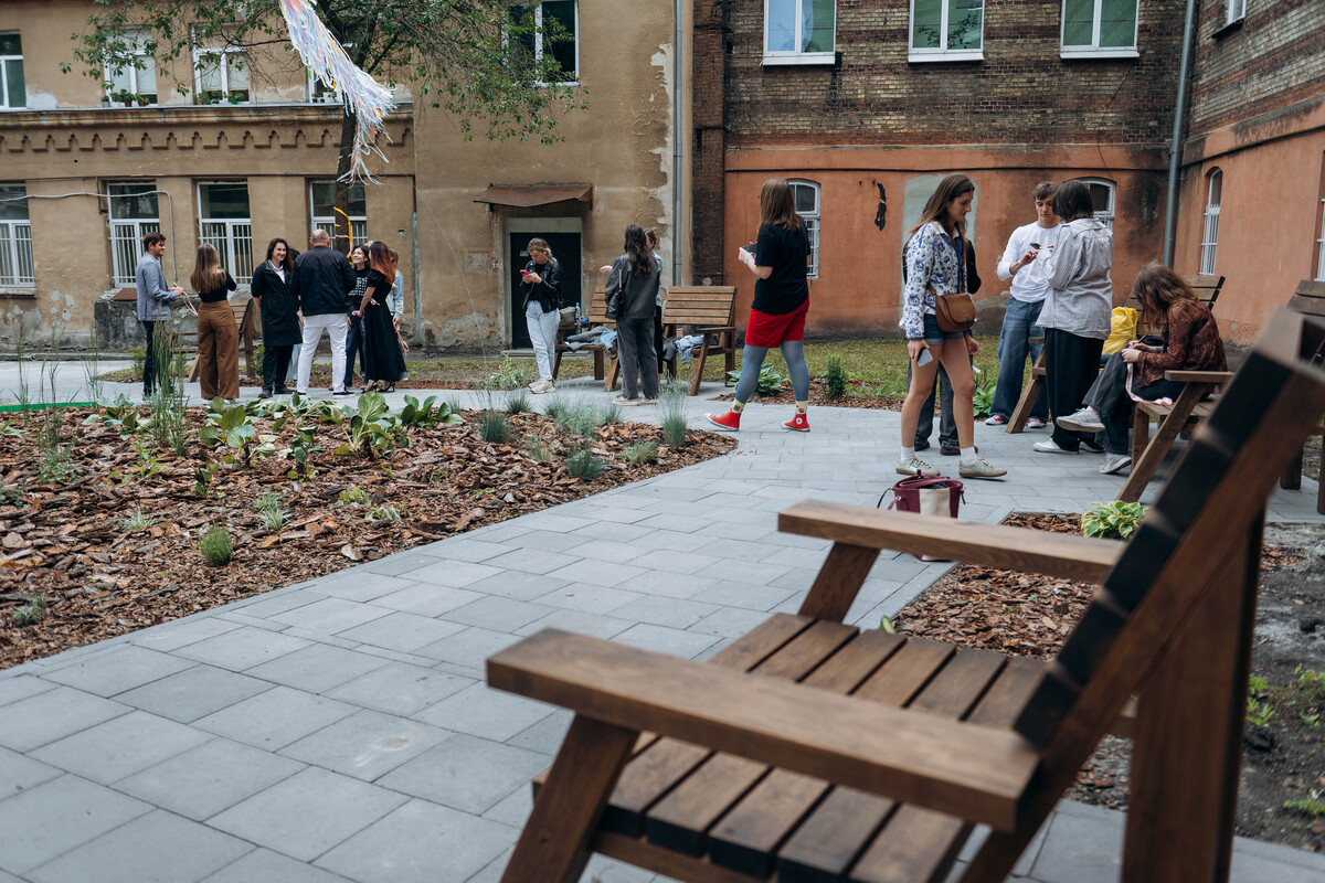 Фото 1: Дощовий сад, власні меблі та&nbsp;територія відпочинку: на&nbsp;території львівської лікарні молодь створила громадський простір