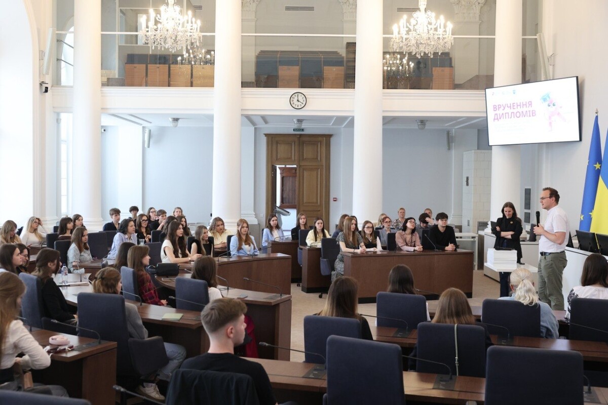 Зала в міській раді наповнена випускниками програми. Перед ними виступають представники ЛМР, зокрема перший заступник міського голови Андрій Москаленко