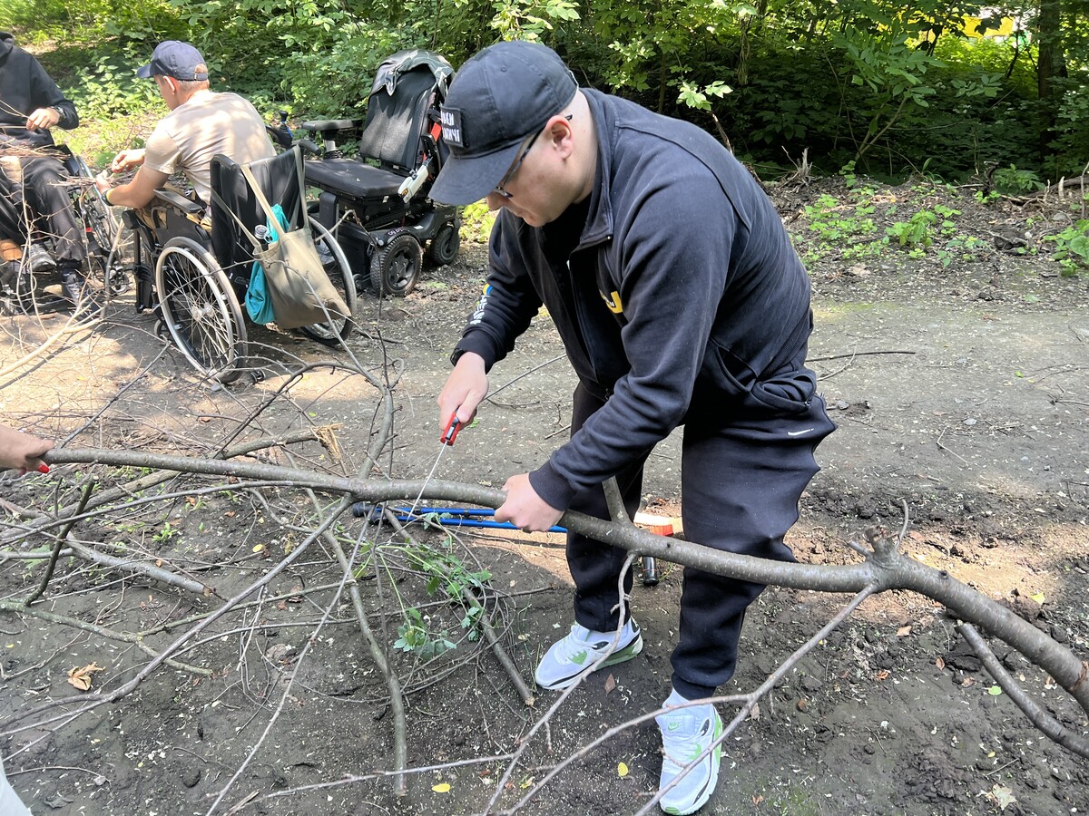 Фото 3: Гілки, як&nbsp;спогад: у&nbsp;парку &laquo;Знесіння&raquo; пацієнти UNBROKEN створили першу арткомпозицію, яка відкриє Лендарт-фестиваль (відео)