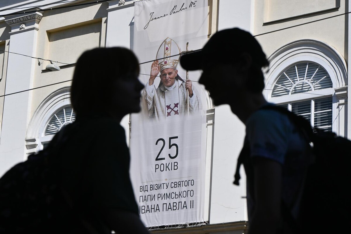 Фото 1: На львівській Ратуші вивісили банер до 25-річчя візиту Папи Івана Павла ІІ